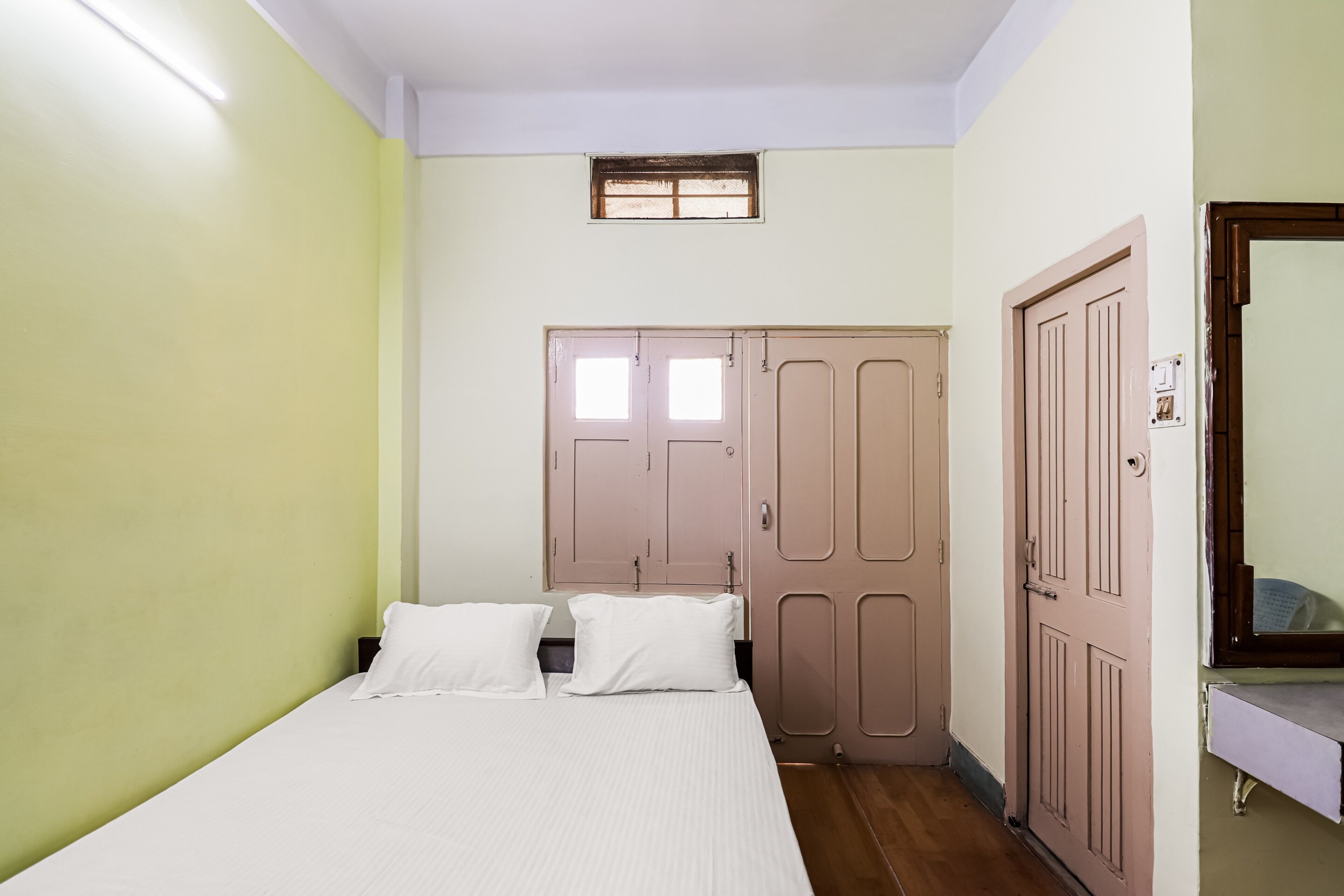 Flagship OYO Hotel  Florence Dec - Tap to explore photos