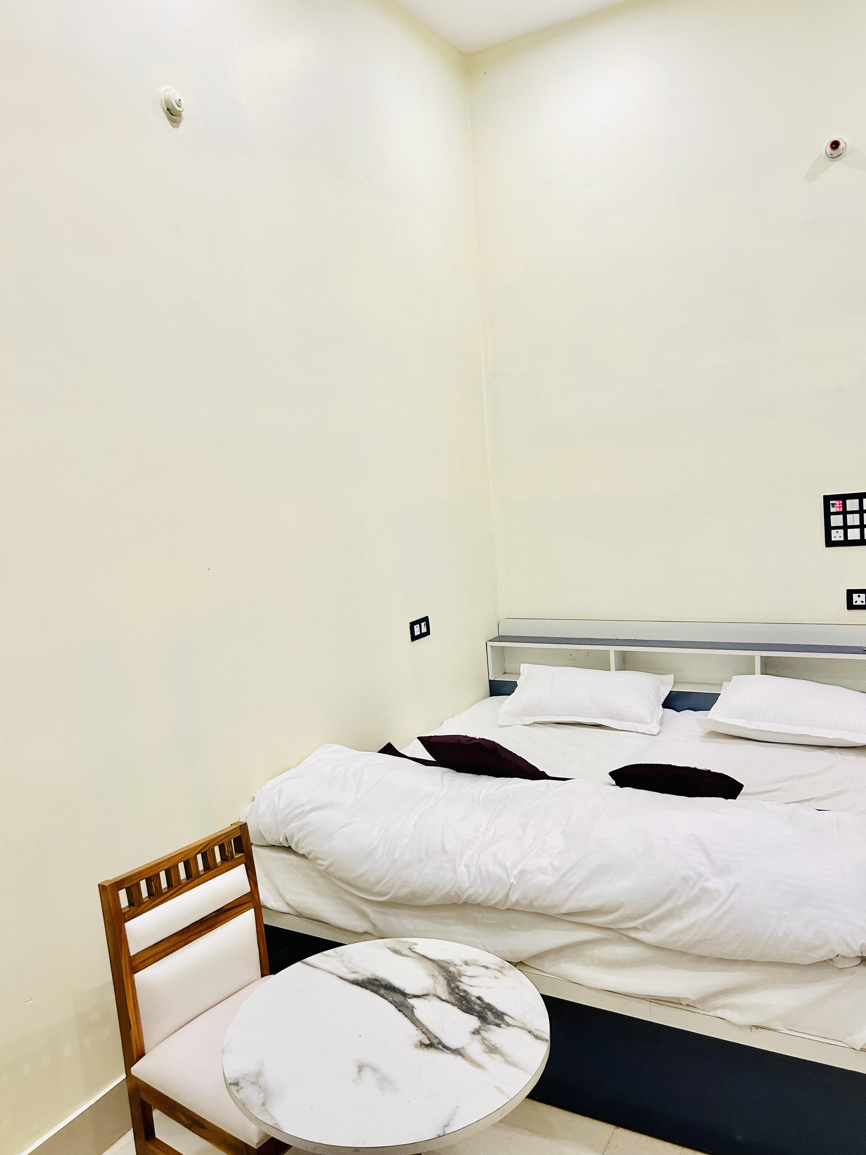 HOTEL CENTRAL - Tap to explore photos