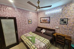 Gautam Nagar Homestay Near AIIMS Hospital