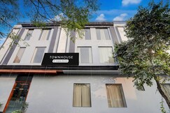 Townhouse by OYO Red Cross Amritsar Formerly Amar Villa