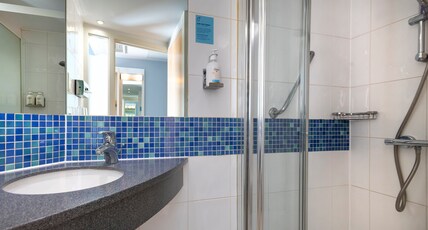 Holiday Inn Express SWINDON CITY CENTRE Room Type - 2 Twin Standard with Free Hot Breakfast