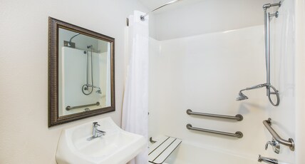 Holiday Inn Express & Suites BELLEVUE (OMAHA AREA) Room Type - 1 King Communication Mobility Accessible Tub Sofa Bed Holiday Inn Express & Suites BELLEVUE (OMAHA AREA) Room Type - 1 King Communication Mobility Accessible Tub Sofa Bed