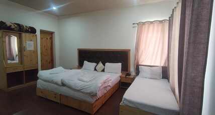 Royal Castle Guest House Room Type - Deluxe room