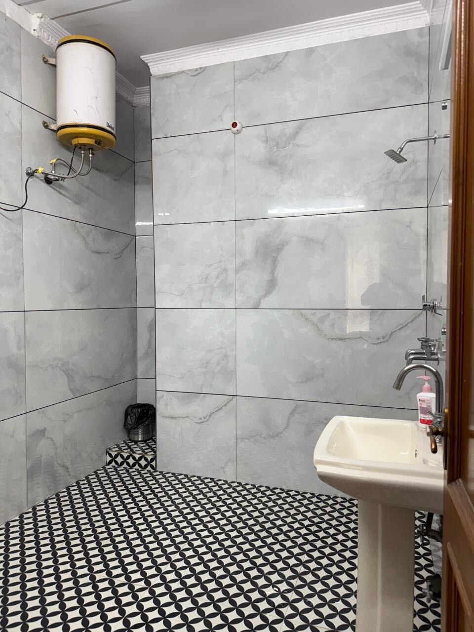 Empire house - Tap to explore photos