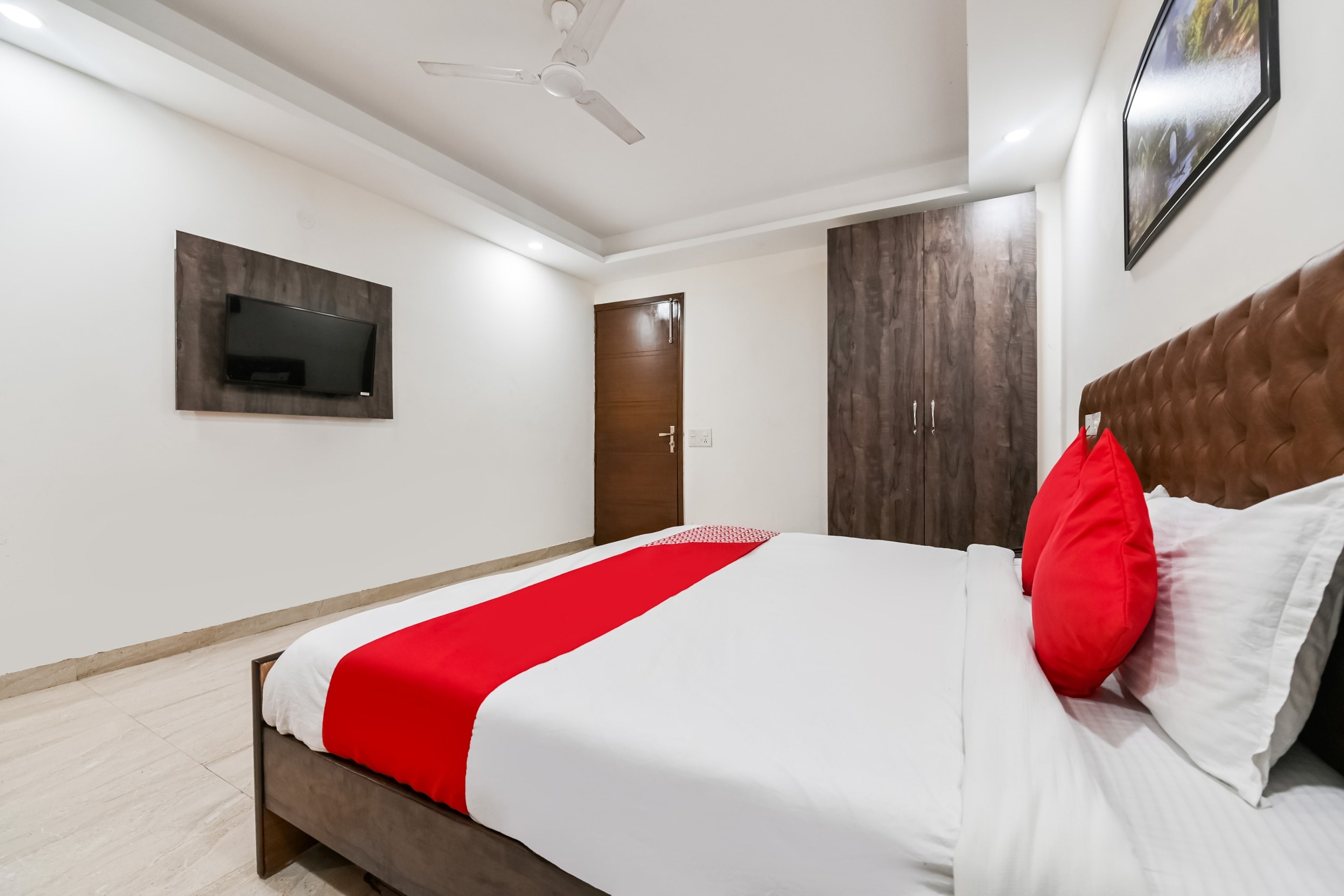 Super Hotel O Premium Rooms Chhatarpur - Tap to explore photos