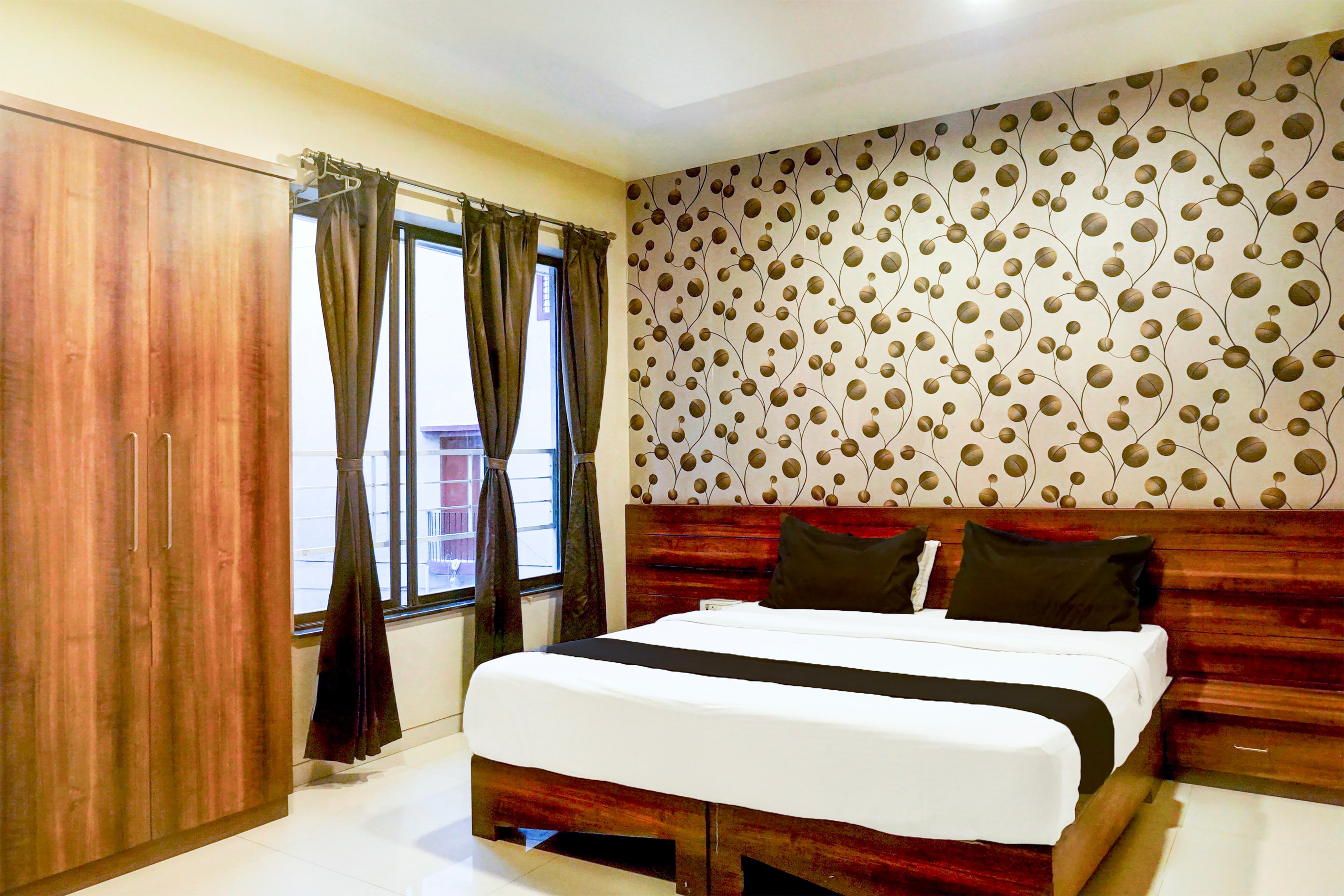 Super Townhouse Oak Viman Nagar Formerly Kuber Inn - Tap to explore photos