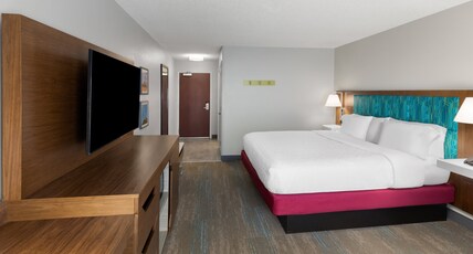 Hampton Inn & Suites Dothan Room Type - 1 KING BED NONSMOKING