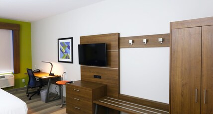 Holiday Inn Express & Suites Houston IAH - Beltway 8 Room Type - 2 Queen Beds Suite