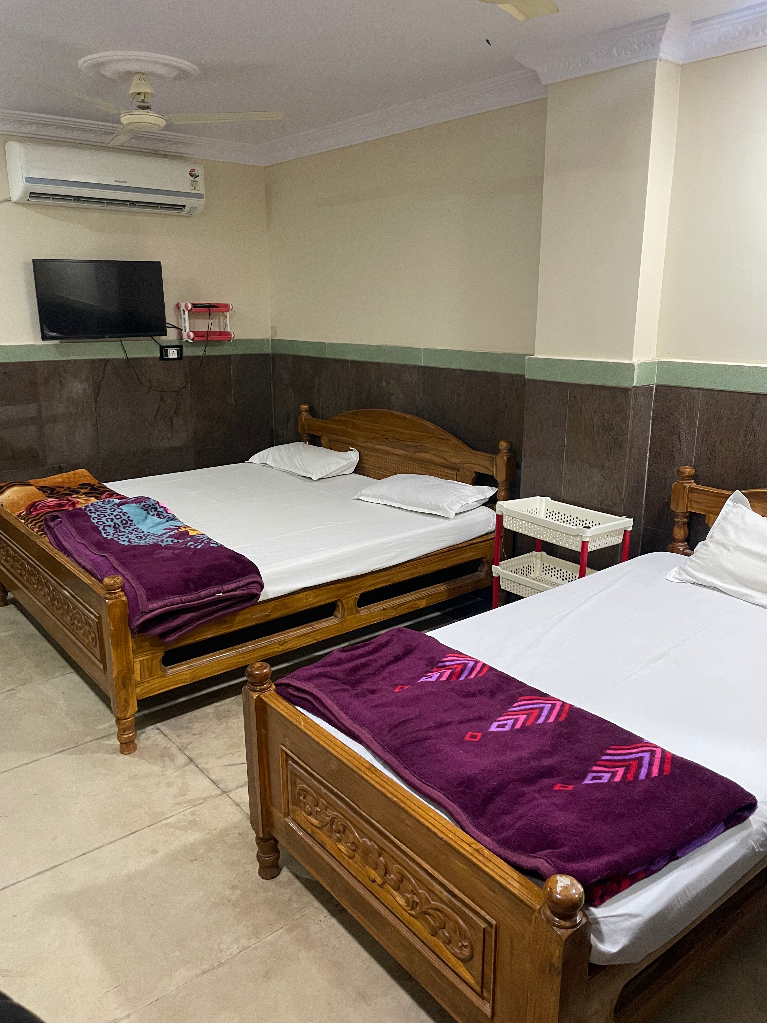 HOTEL SRIYA LODGE - Tap to explore photos