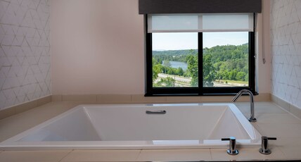 Hilton Asheville Biltmore Park Room Type - 1 KING BDRM SUITE WITH TUB