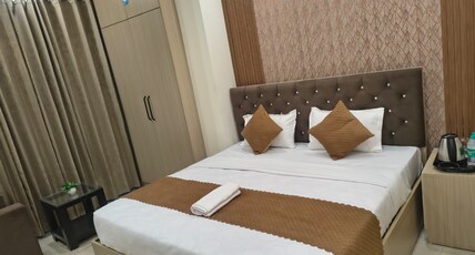 Hotel Pratishtha Room Type - Deluxe Room with Balcony