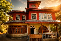 Raees Guest House Naranag