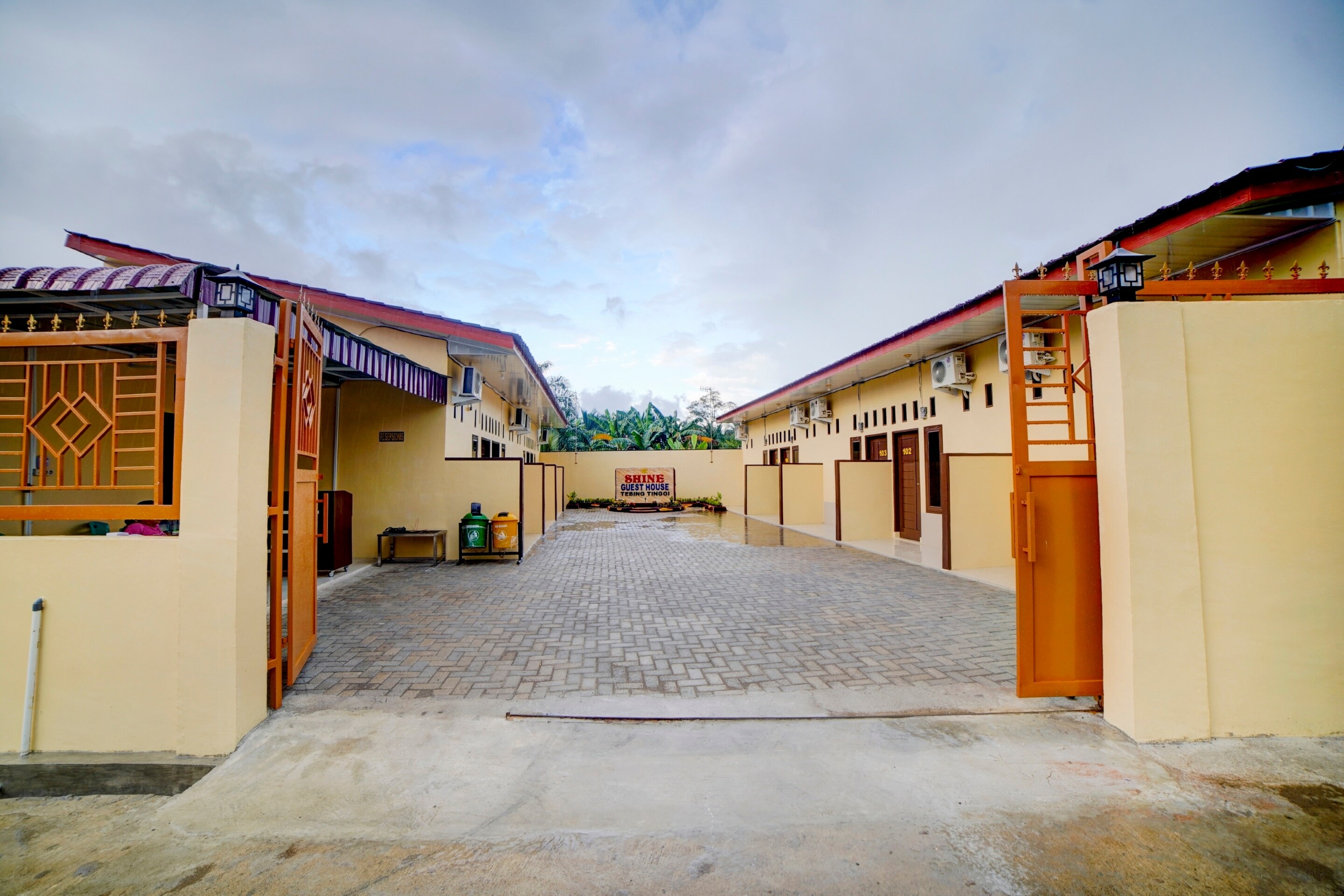 Hotel O Shine Guest House Syariah - Tap to explore photos
