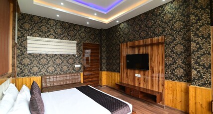 Midway by Wild Oasis Room Type - Superior Room