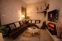 Luxe Earthy Cozy 1BHK | 43inch SmartTV | WiFi | AC