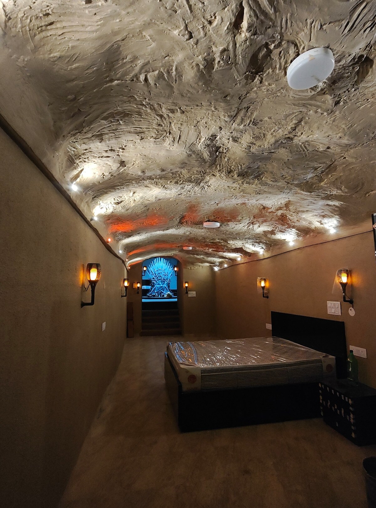 Kings Landing Game of Thrones Couple Friendly Studio Apartment - Tap to explore photos