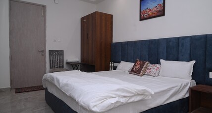 MANGLIKA INN Room Type - AC Deluxe Room