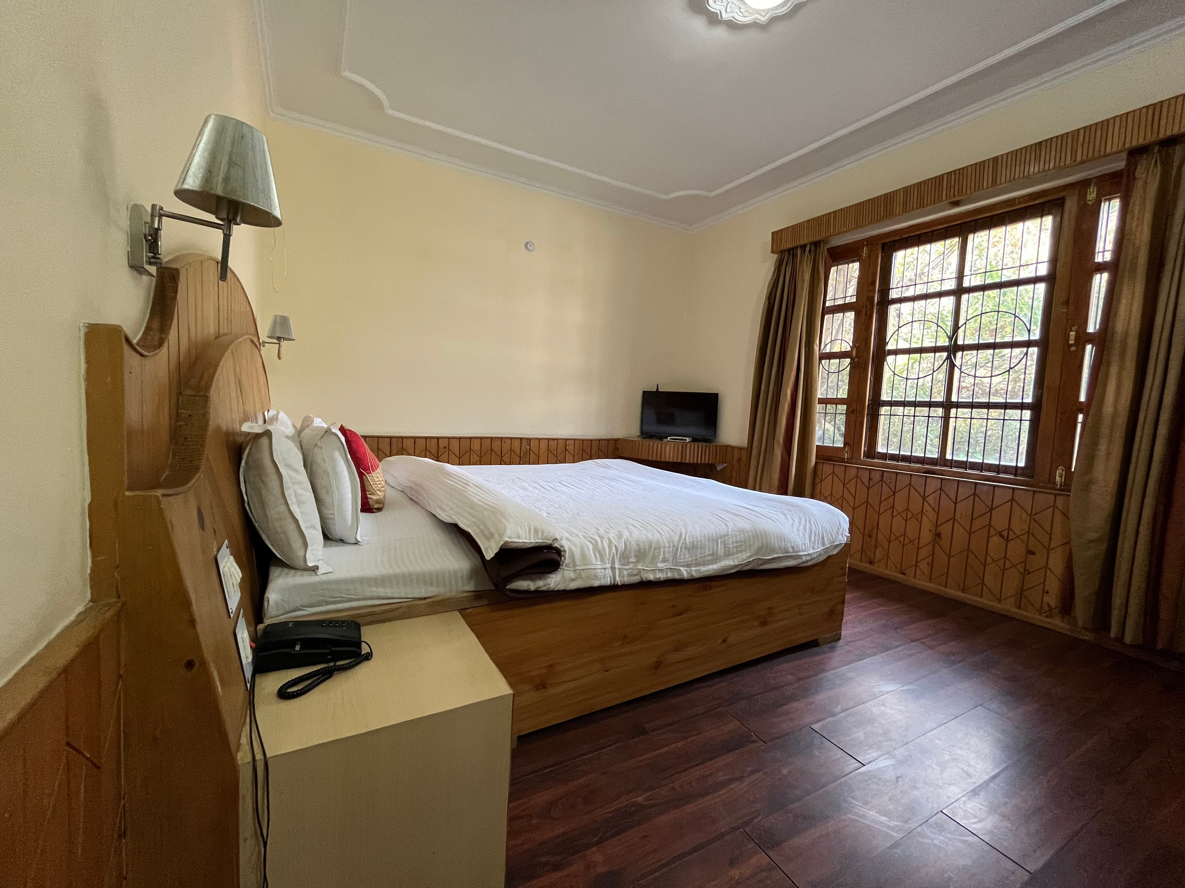 Snowberry Cottage Manali - Luxurious 4BHK Manali By Homeyhuts - Tap to explore photos