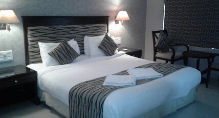 Boutique Hotel 10 Calangute Room Type - Premium Room with Bathtub