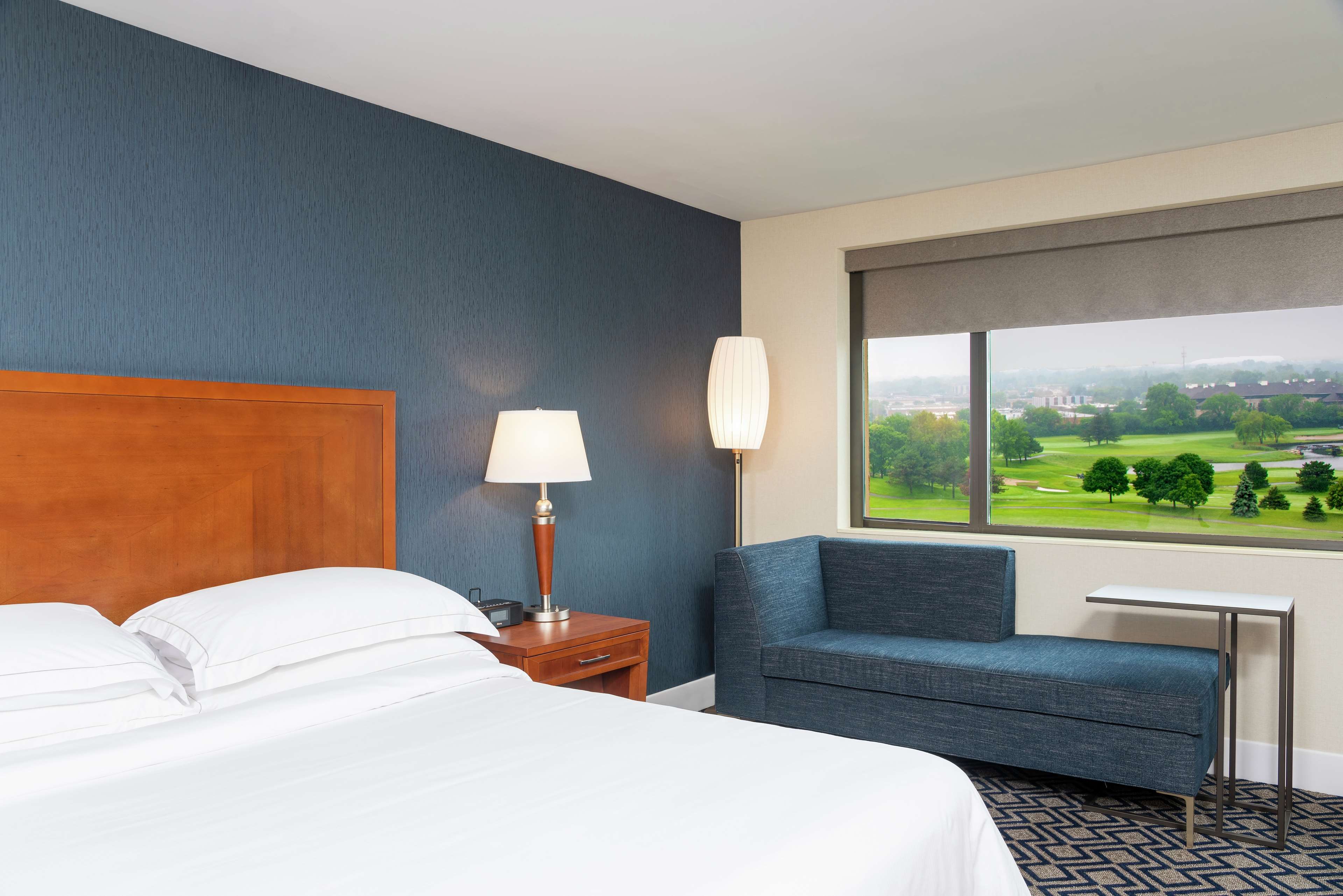 Hilton Chicago/Oak Brook Hills Resort & Conference Center - Tap to explore photos