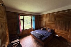 River Edge Home Stay, Sainj
