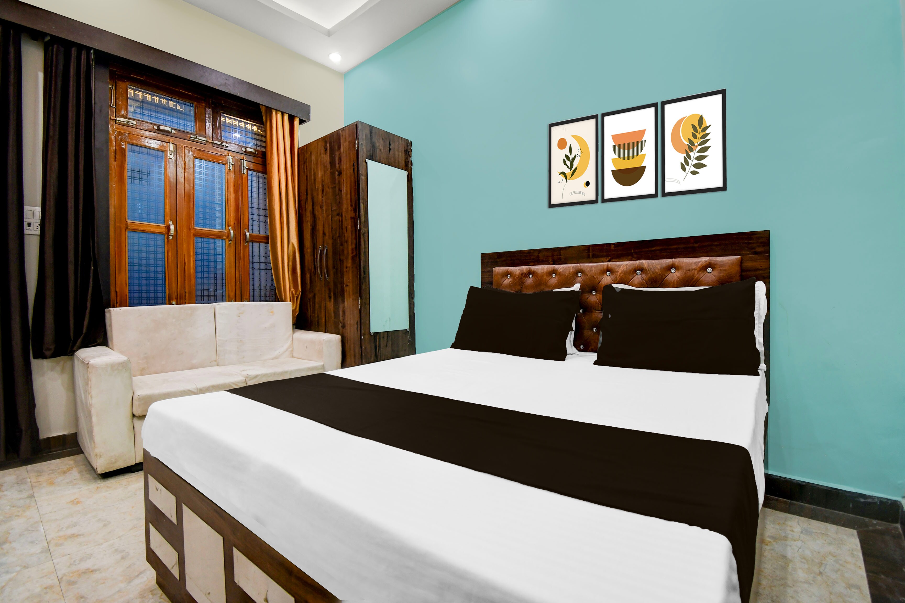 Super OYO Hotel O Amhat Sultanpur City - Tap to explore photos