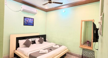 Unnati Residency (Free Parking) Room Type - Deluxe Double Bed Room