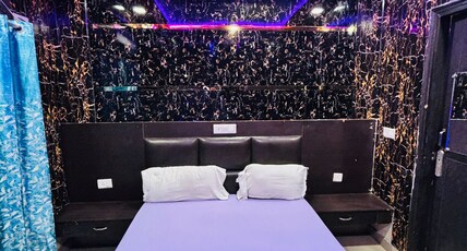 Hotel The Gold Regency Room Type - Deluxe Room with City View and Air Conditioning