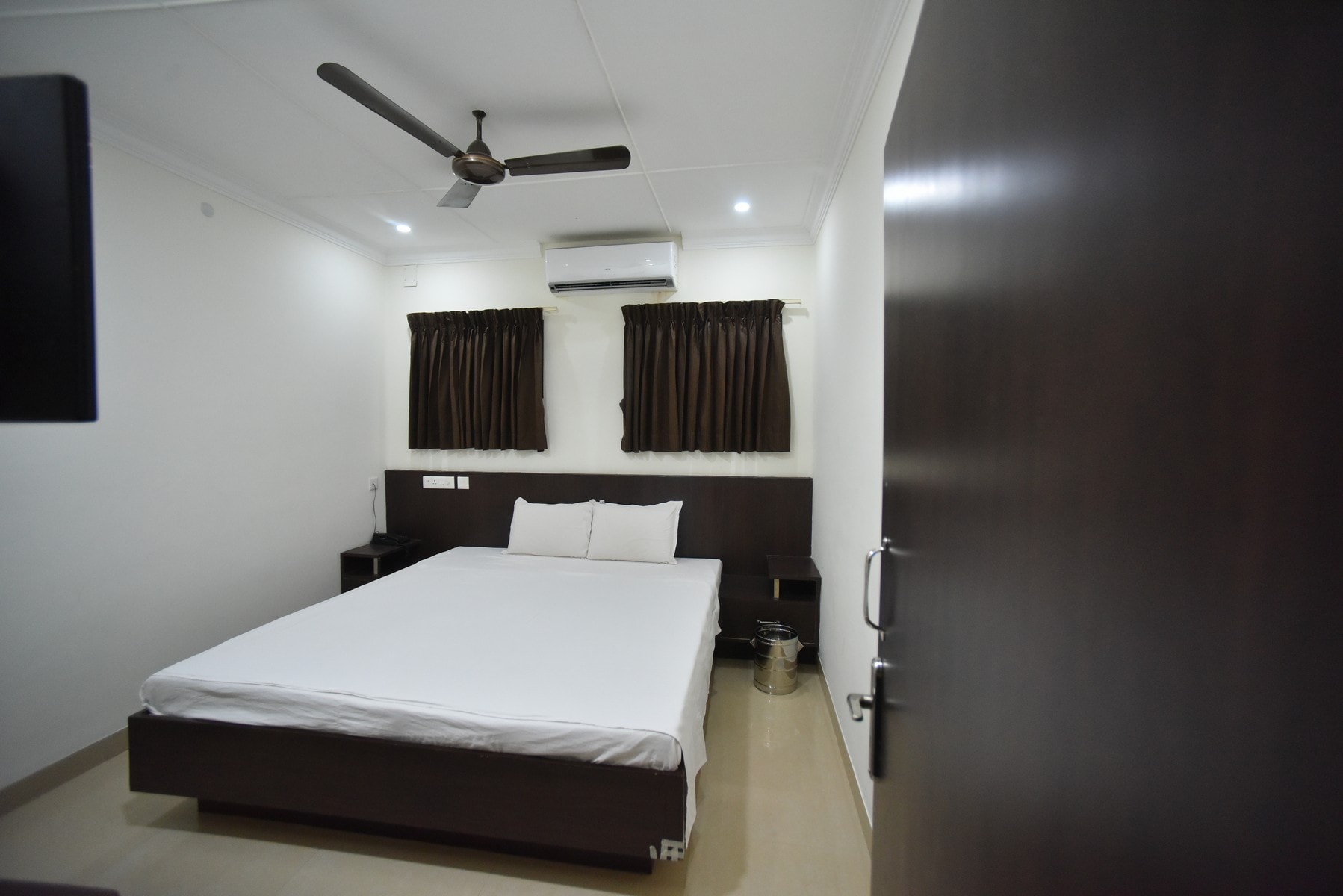 PRM Aruna Lodge - Tap to explore photos