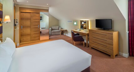 Crowne Plaza CHESTER Room Type - 1 Queen Premium 2 Single Sofa Bed Crowne Plaza CHESTER Room Type - 1 Queen Premium 2 Single Sofa Bed