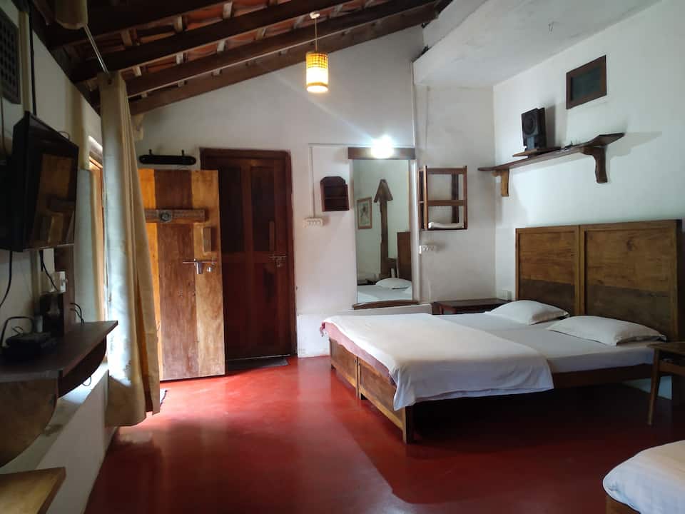 Bean & Blossom Estate Stay | Rooms & Wi-Fi - Tap to explore photos