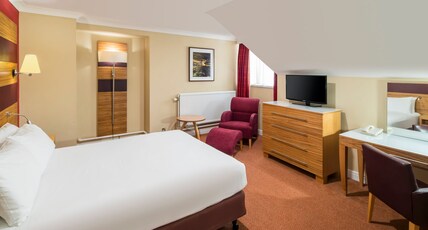 Crowne Plaza CHESTER Room Type - 1 Queen Premium with view and lounge access Crowne Plaza CHESTER Room Type - 1 Queen Premium with view and lounge access
