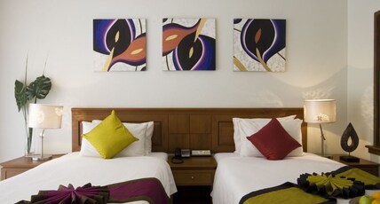 Sunset Beach Resort Phuket Room Type - Deluxe Poolside with Balcony and Bathtub