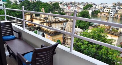 Hotel Shiv Palace Udaipur Room Type - Standard Deluxe Room with Lake view