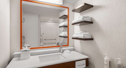 Hampton Inn Charleston North Room Type - 1 KNG ACCESSIBLE TUB NS