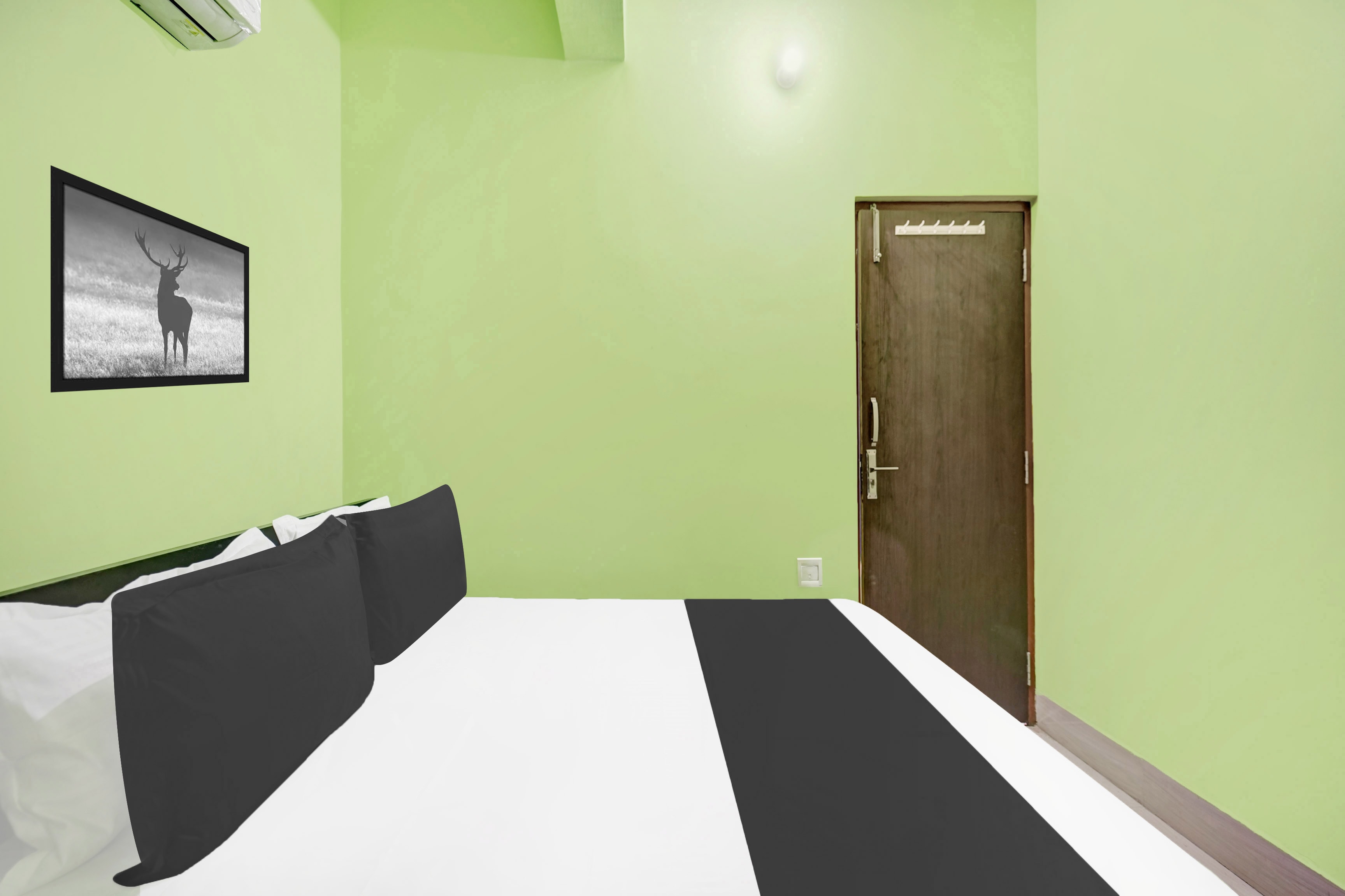 Flagship OYO Hotel Welcom - Tap to explore photos