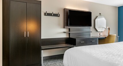 Holiday Inn Express & Suites LANCASTER - MOUNT JOY Room Type - 1 King Standard Communications Mobility Accessible Tub Holiday Inn Express & Suites LANCASTER - MOUNT JOY Room Type - 1 King Standard Communications Mobility Accessible Tub