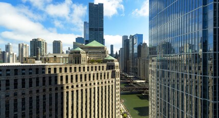 voco CHICAGO DOWNTOWN, an IHG hotel Room Type - 1 King Grand Comms Access Chicago Skyline View