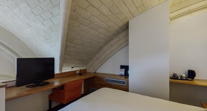 Mercure Poitiers Centre Room Type - Superior Room with a double bed, situated in the ancient chapel