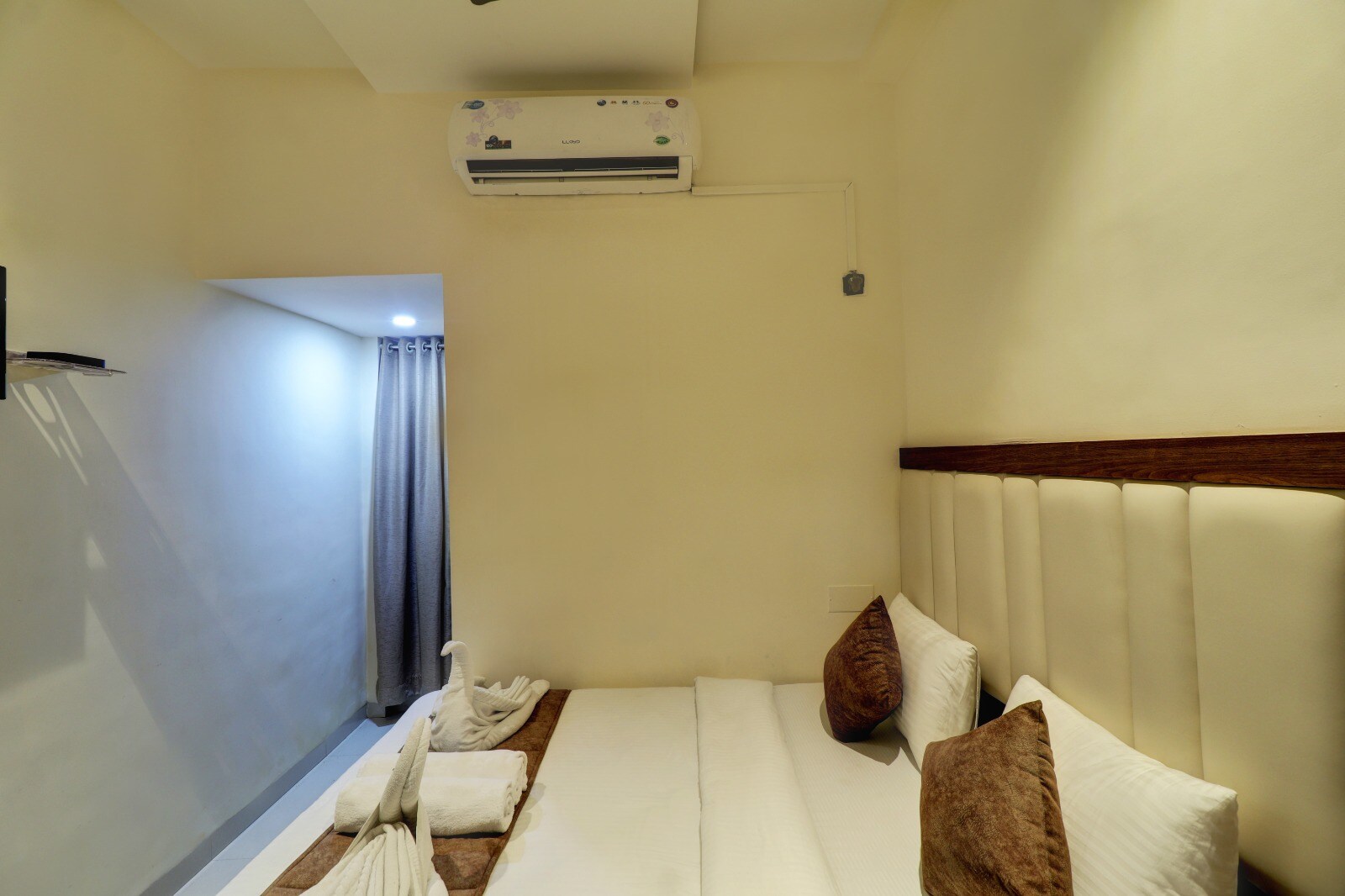 New Parimeet Residency Lodging and Boarding - Tap to explore photos