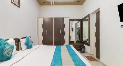 Home Stay Inn | 5 min from Sardar Vallabhbhai Patel International Airport Room Type - Super Deluxe Room
