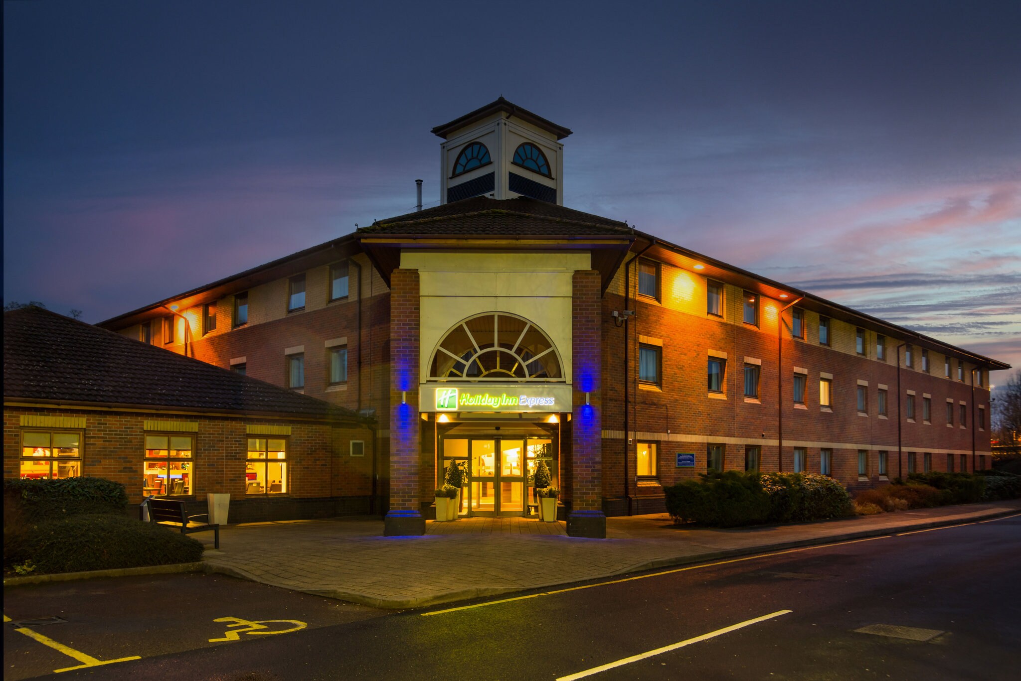 Holiday Inn Express WARWICK - STRATFORD-UPON-AVON - Tap to explore photos