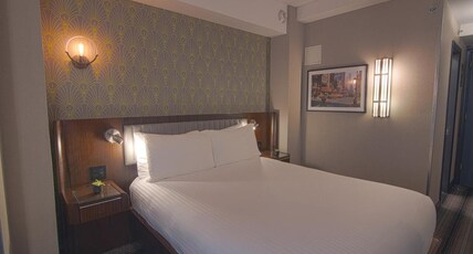 Hotel Edison Times Square Room Type - Signature 1 Queen Bed