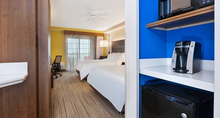Holiday Inn Express & Suites PETOSKEY Room Type - 2 Queen Standard
