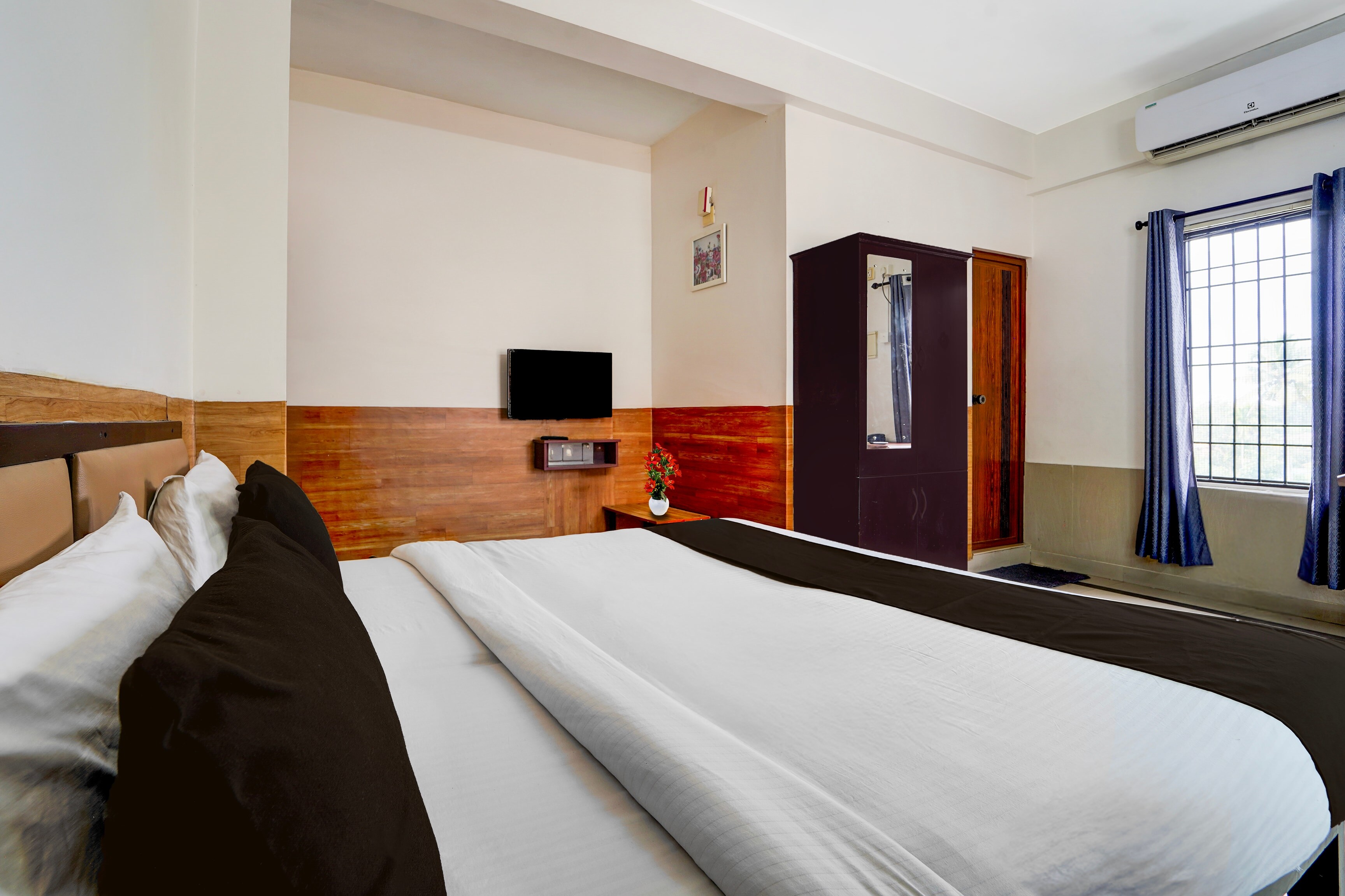 Super Hotel O Kollamkudimughal Kakkanad Formerly Diamond Inn - Tap to explore photos