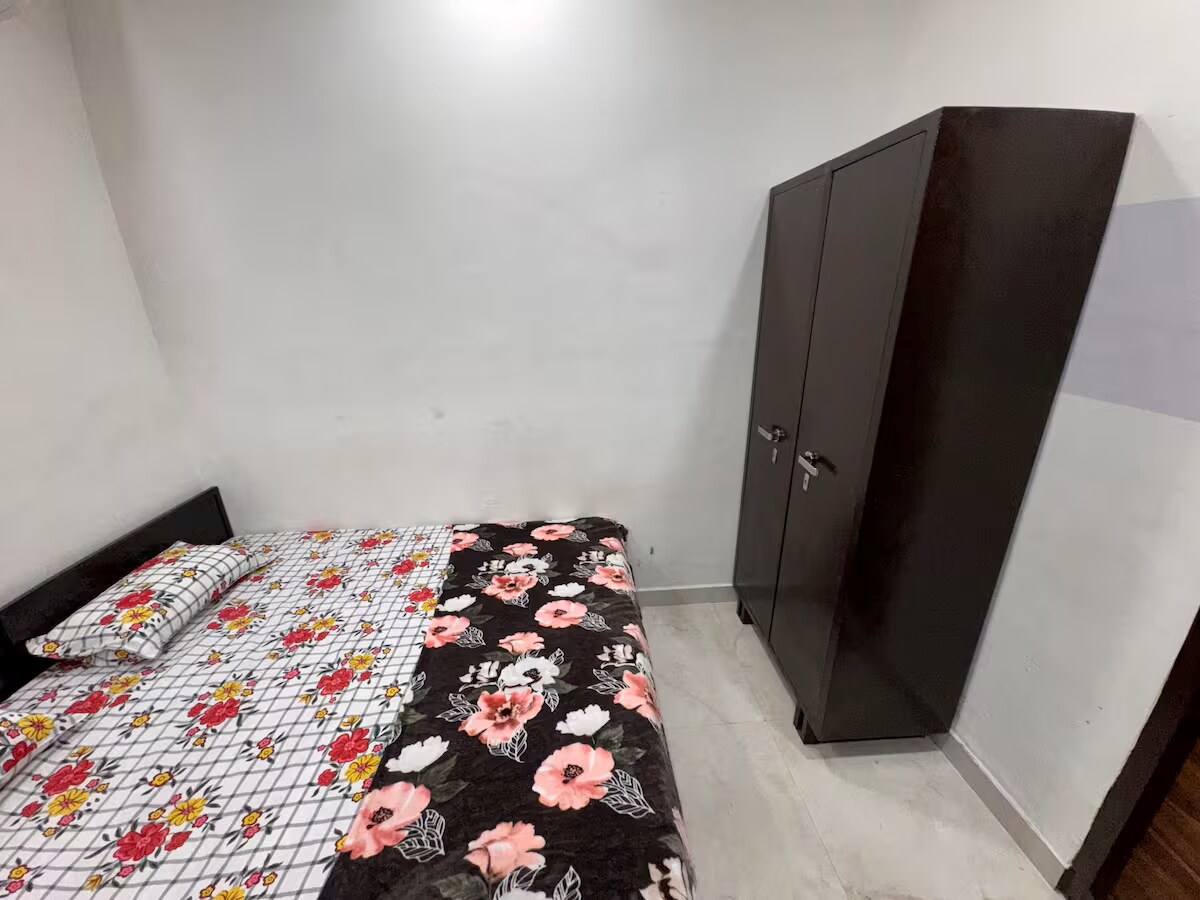 Females Only clean decent Room in a 3bhk flat - Tap to explore photos