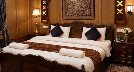 Floating Luxury Group Of Houseboats Room Type - Standard Double Room Floating Luxury Group Of Houseboats Room Type - Standard Double Room