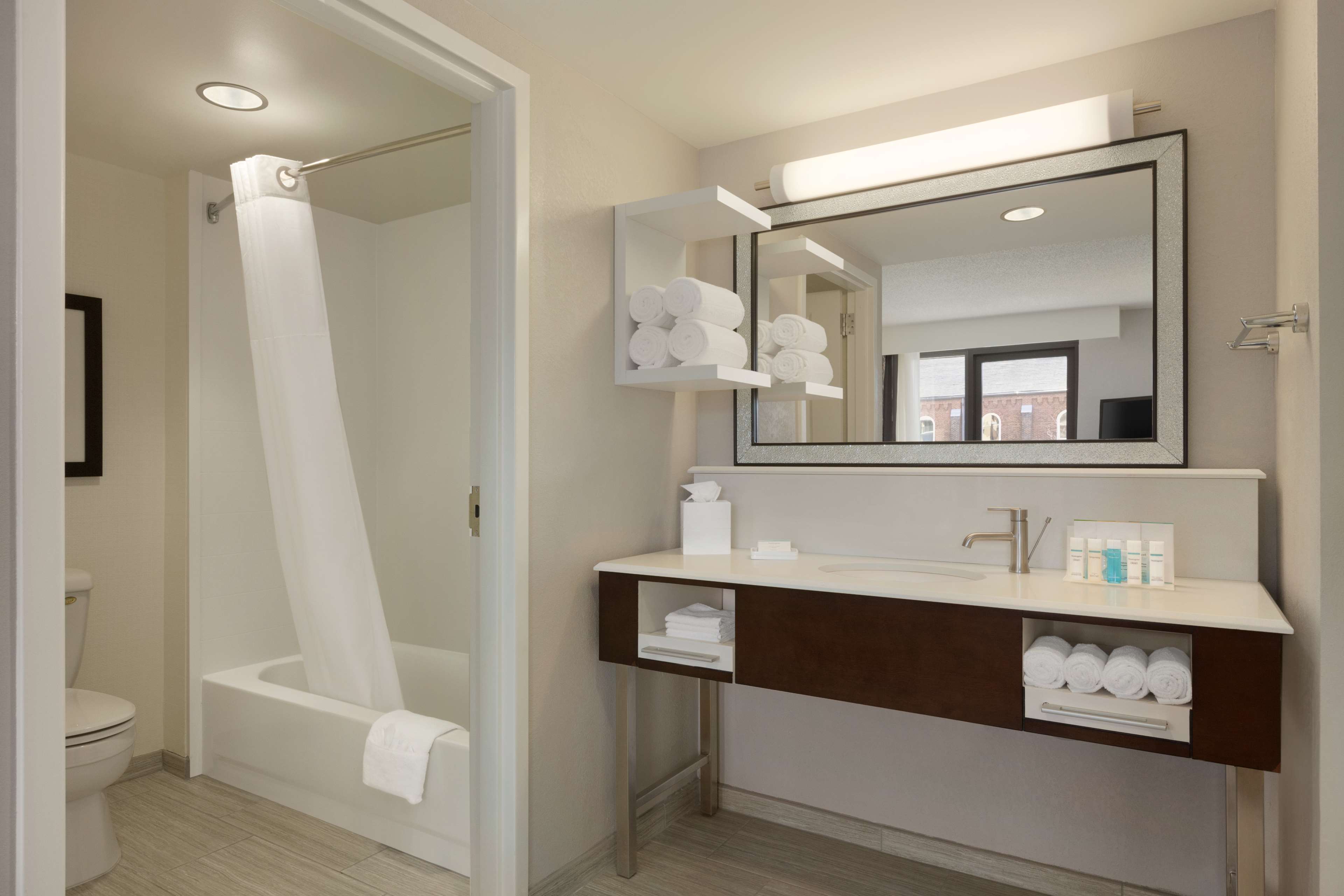 Hampton Inn & Suites Nashville Downtown - Tap to explore photos