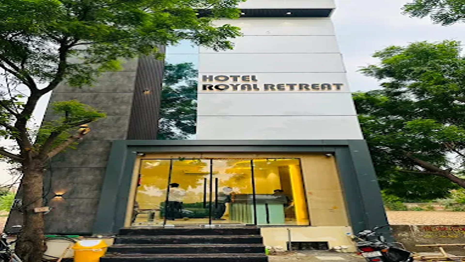 Address of HOTEL ROYAL RETREAT