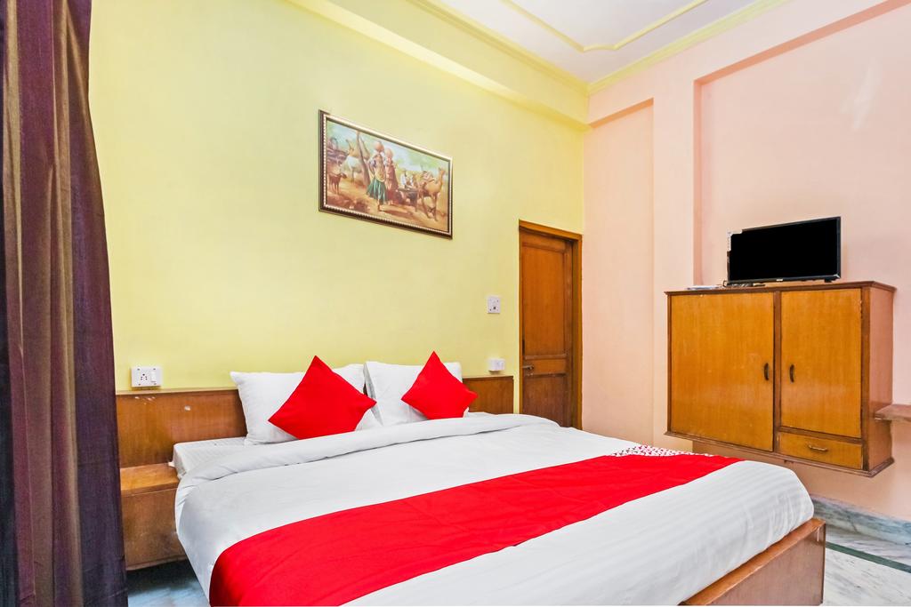 Hotel Apoorva Deluxe - Tap to explore photos